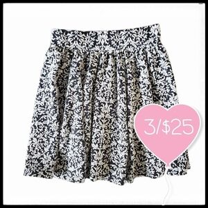 ⭐3/$25⭐ Damask Pleated Skirt Size XS